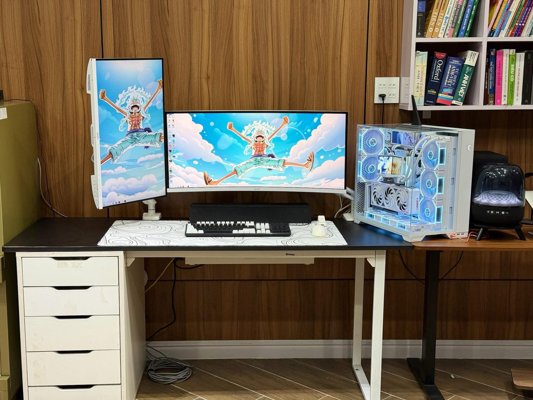Góc máy HMPC tông trắng với màn hình ultrawide và PC RGB